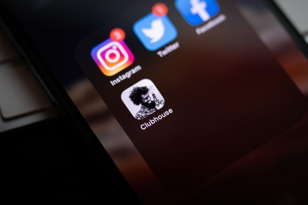 smartphone noir montrant des icônes avec des icônes