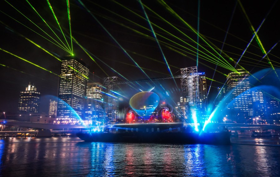 Lumieres-fraiches-a-Brisbane-Coince-dans-les-douanes