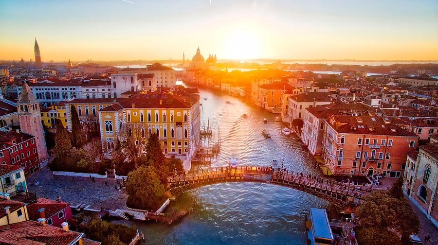 Ponte Dell ’Accademia at Sunrise Ponte-Dell-Accademia-au-lever-du-soleil-Coince-dans