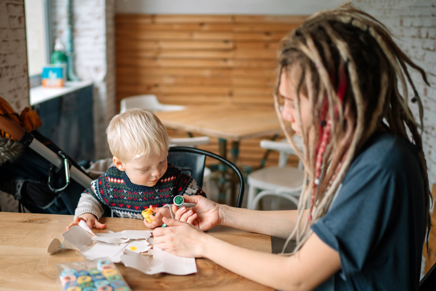 Mère et fille peignant ensemble par Olha Dobosh sur 500px.com