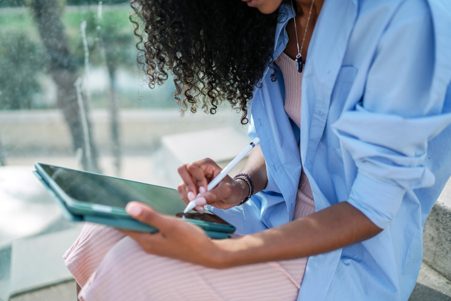 Jeune femme utilisant des appareils intelligents par Olha Dobosh sur 500px.com