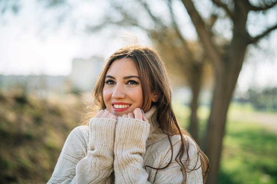 Portrait de jeune femme souriante dans le parc par Olha Dobosh sur 500px.com