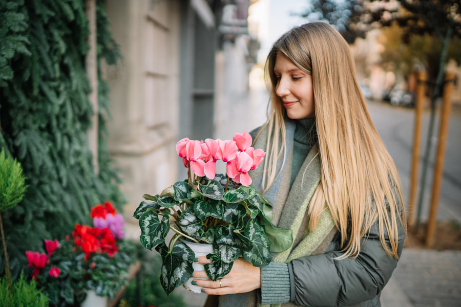 Jeune femme tenant des fleurs par Olha Dobosh sur 500px.com