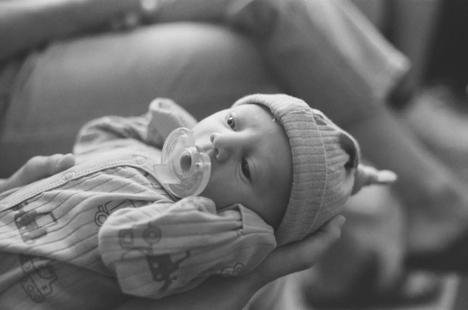 8 images... de mon fils nouveau-né sur ILFORD HP5 PLUS (Format 35 mm / Nikon Nikkormat / Nikkor 50 mm f/1.4 AI-S) - par Spencer Cameron