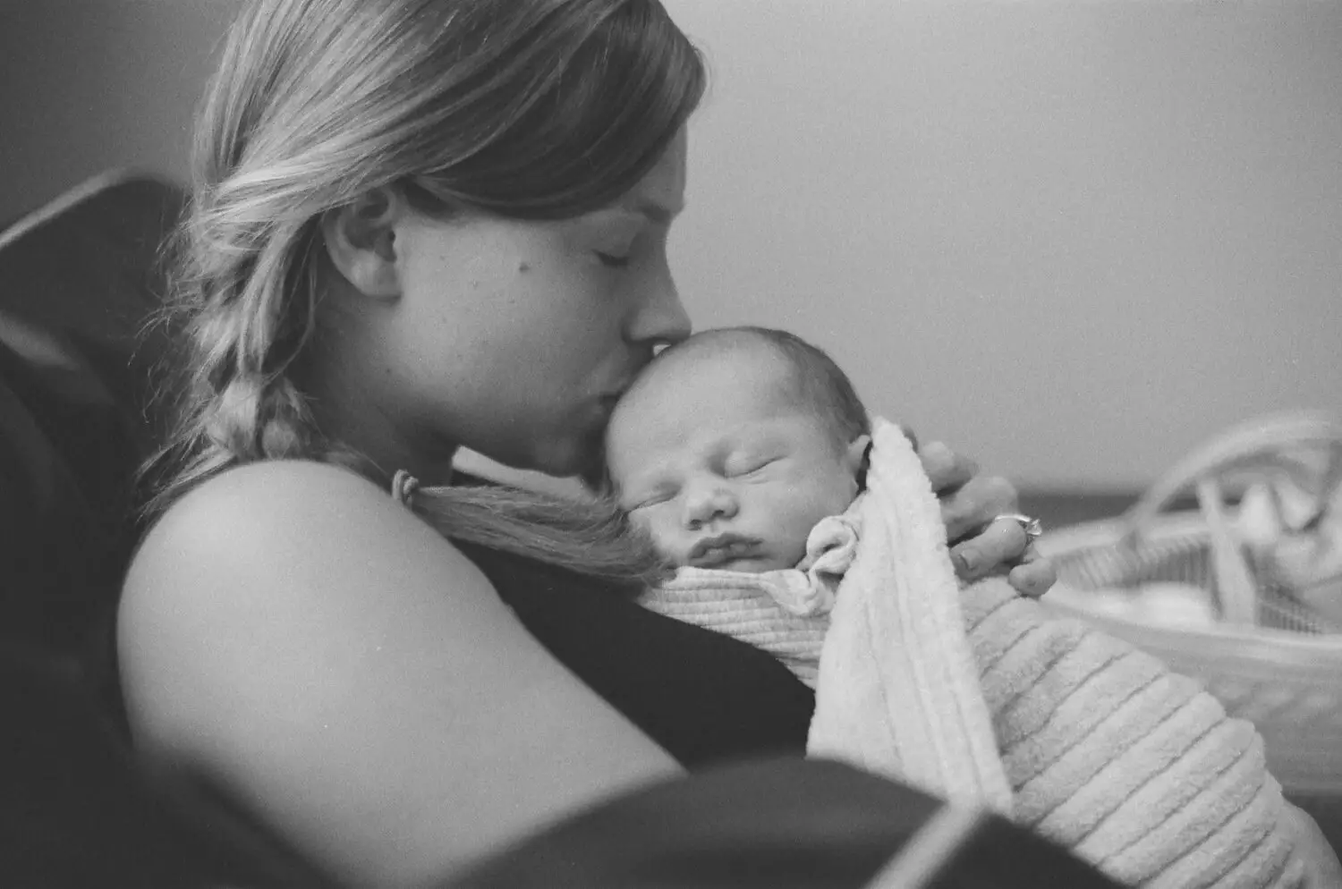 8 images... de mon fils nouveau-né sur ILFORD HP5 PLUS (Format 35 mm / Nikon Nikkormat / Nikkor 50 mm f/1.4 AI-S) - par Spencer Cameron