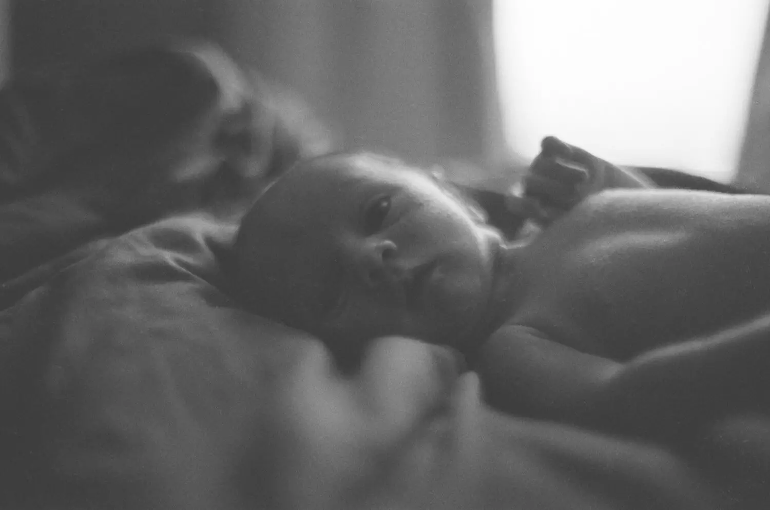 8 images... de mon fils nouveau-né sur ILFORD HP5 PLUS (Format 35 mm / Nikon Nikkormat / Nikkor 50 mm f/1.4 AI-S) - par Spencer Cameron