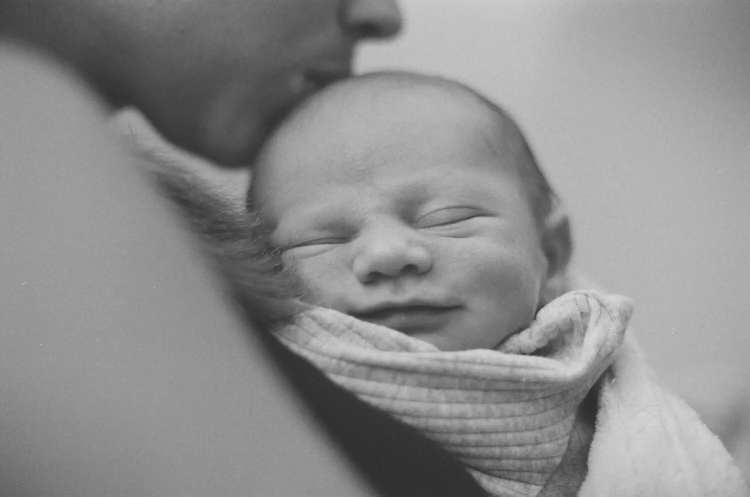 8 images... de mon fils nouveau-né sur ILFORD HP5 PLUS (Format 35 mm / Nikon Nikkormat / Nikkor 50 mm f/1.4 AI-S) - par Spencer Cameron