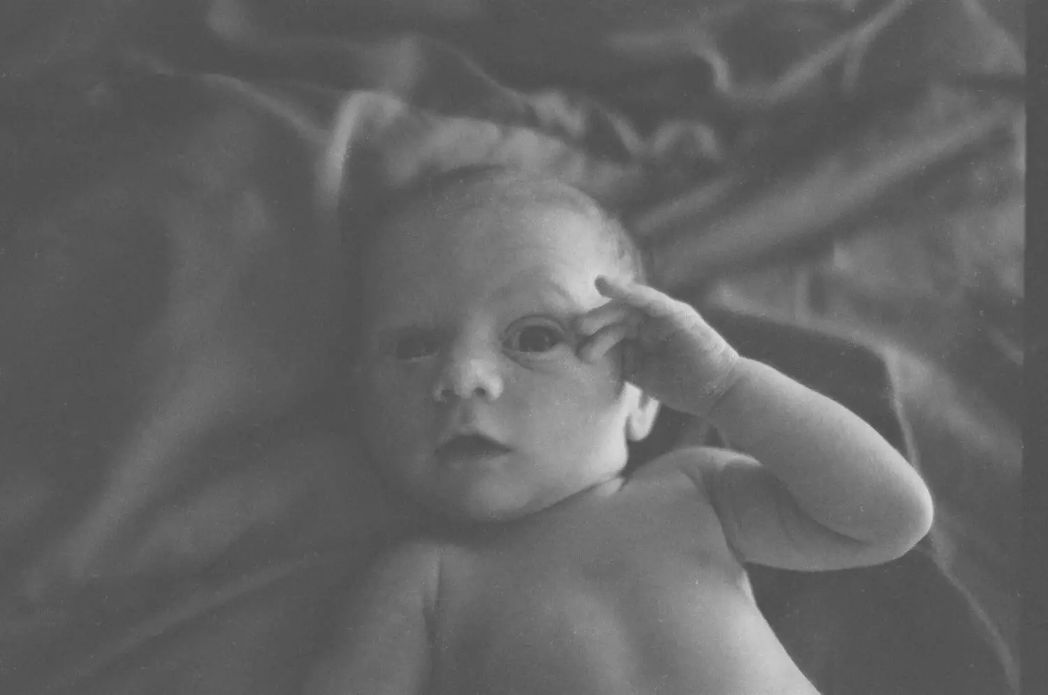 8 images... de mon fils nouveau-né sur ILFORD HP5 PLUS (Format 35 mm / Nikon Nikkormat / Nikkor 50 mm f/1.4 AI-S) - par Spencer Cameron