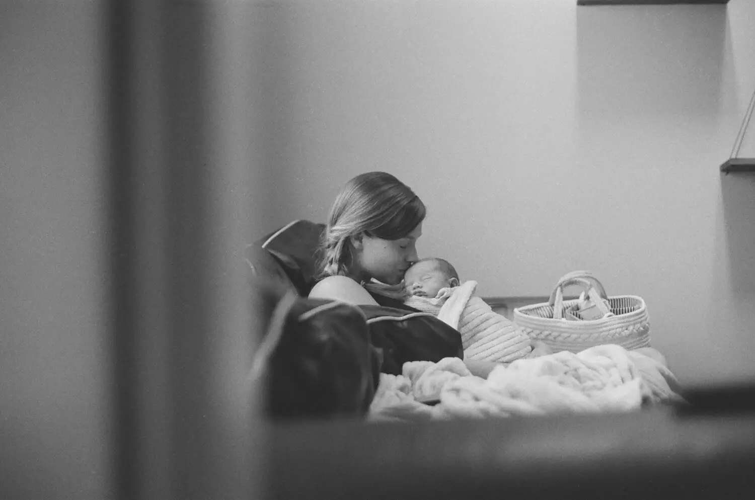 8 images... de mon fils nouveau-né sur ILFORD HP5 PLUS (Format 35 mm / Nikon Nikkormat / Nikkor 50 mm f/1.4 AI-S) - par Spencer Cameron